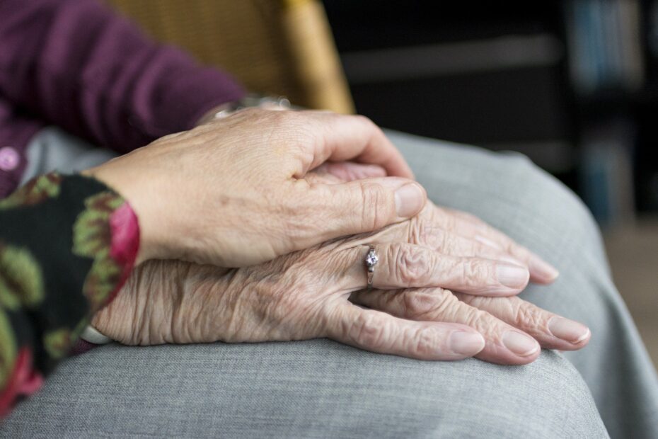 pomoc osobie w starsyzm wieku jako jedno z zadań dzialalności opiekuńczo-charytatywnej kościoła